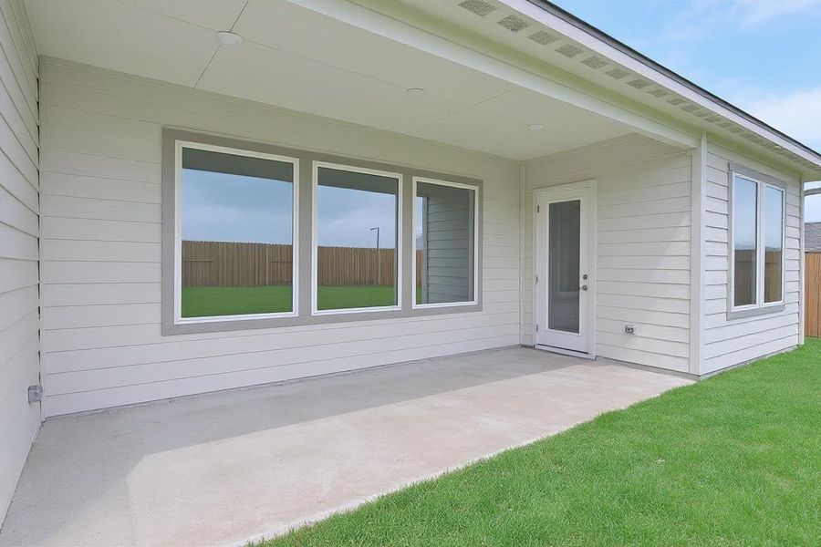 Exterior details and patio area of a home in Lago Mar, Texas City (Image 24).
