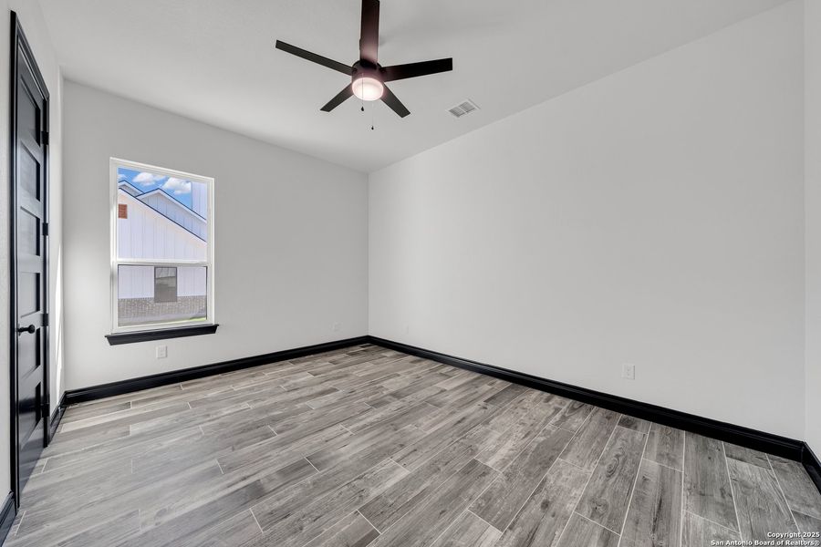 Spacious, unfurnished interior of a new home in , La Vernia (Image 25).