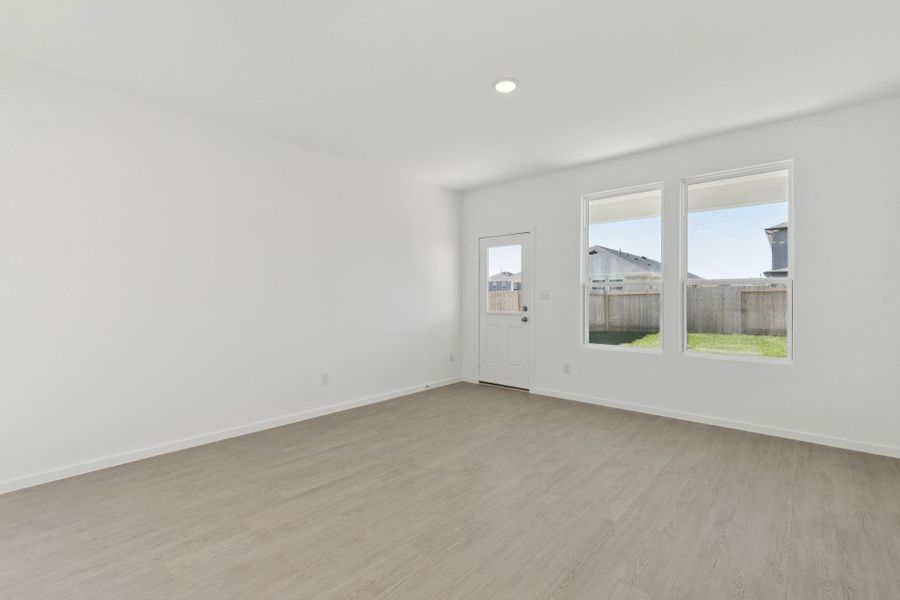 Spacious, unfurnished interior of a new home in Montgomery Bend, Montgomery (Image 14).