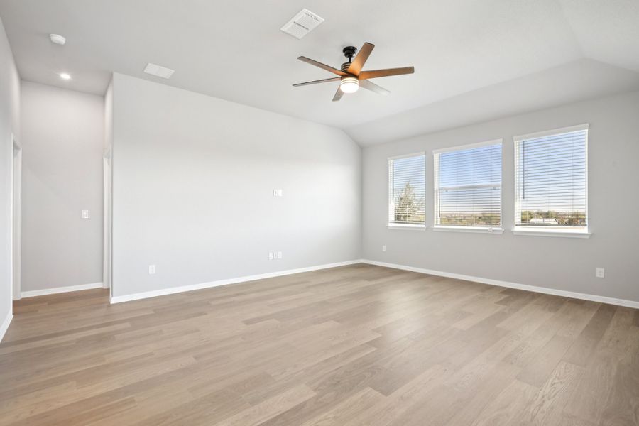 Spacious, unfurnished interior of a new home in Porter Country, Buda (Image 20).