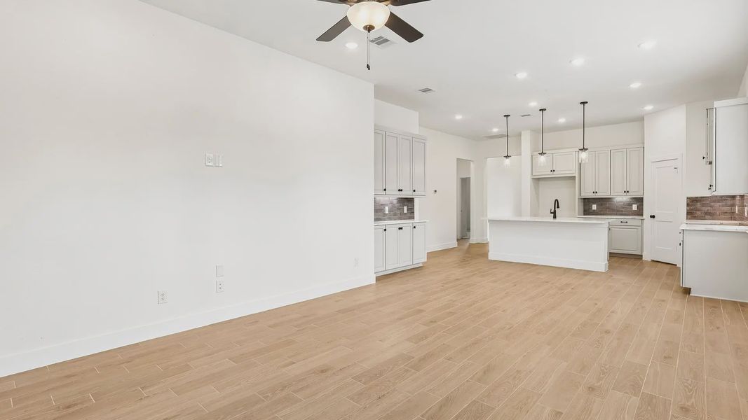 Spacious, unfurnished interior of a new home in Evergreen 40s, Conroe (Image 14).