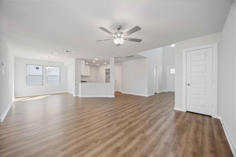 Spacious, unfurnished interior of a new home in Sandrock Station, Houston (Image 24).