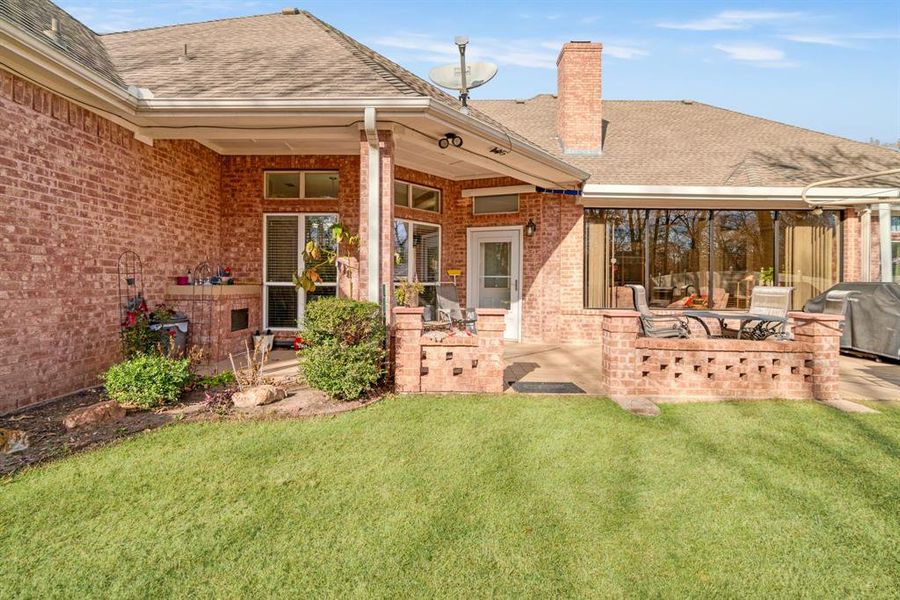 Exterior details and patio area of a home in , Powderly (Image 4).