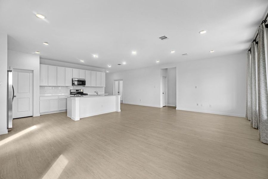 Spacious, unfurnished interior of a new home in Grand Oaks Reserve, Cleveland (Image 15).