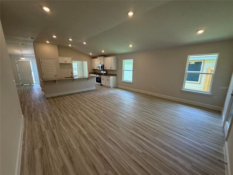 Spacious, unfurnished interior of a new home in Savannah Station, Alachua (Image 14).