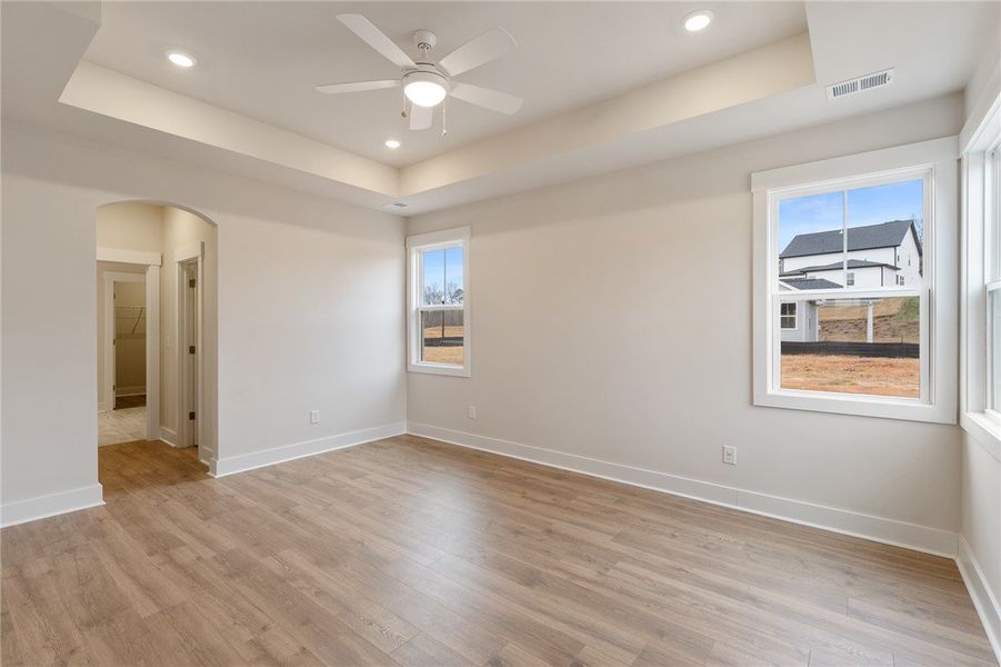 Spacious, unfurnished interior of a new home in Eagle Creek, Central (Image 18).