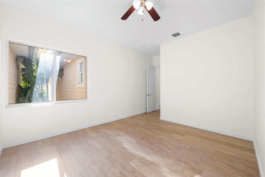 Spacious, unfurnished interior of a new home in , Fort Lauderdale (Image 23).