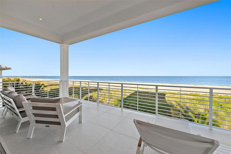 Exterior details and patio area of a home in , Fort Pierce (Image 3).