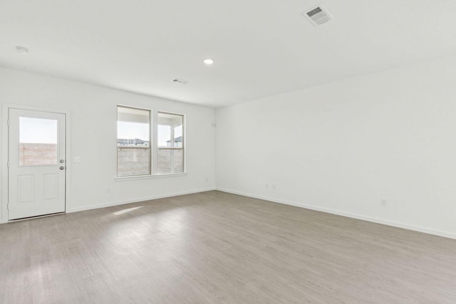 Spacious, unfurnished interior of a new home in River Ranch, Dayton (Image 15).