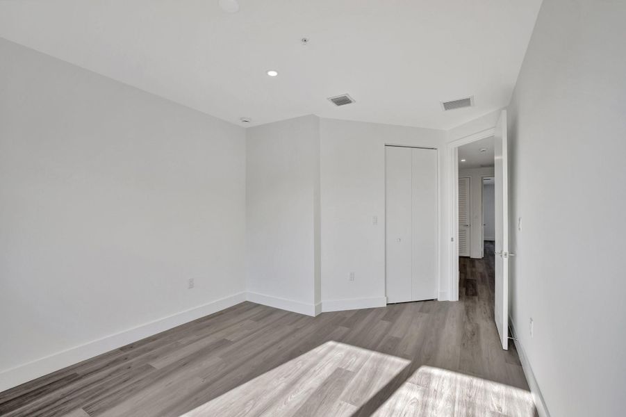 Spacious, unfurnished interior of a new home in , Oakland Park (Image 22).