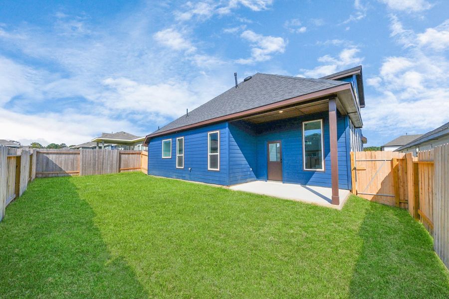 Exterior details and patio area of a home in Lexington Heights, Willis (Image 26).