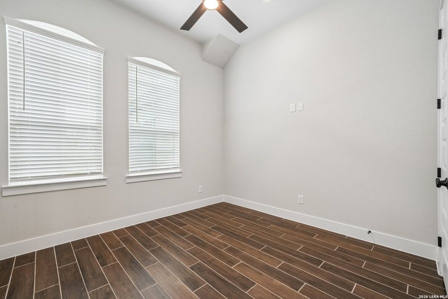 Spacious, unfurnished interior of a new home in Village at Three Oaks, Seguin (Image 16).