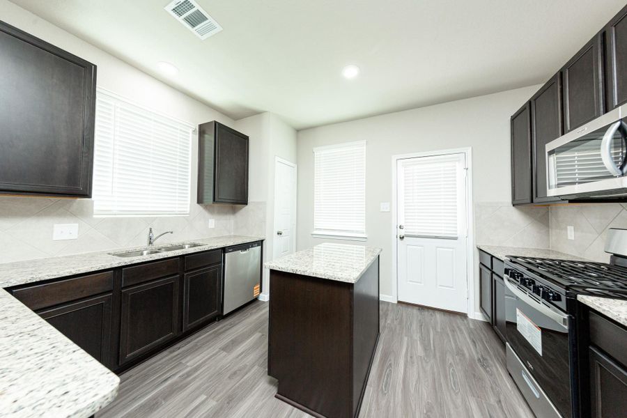 Furnished interior view inside a new home in Mackenzie Creek, Conroe (Image 9).