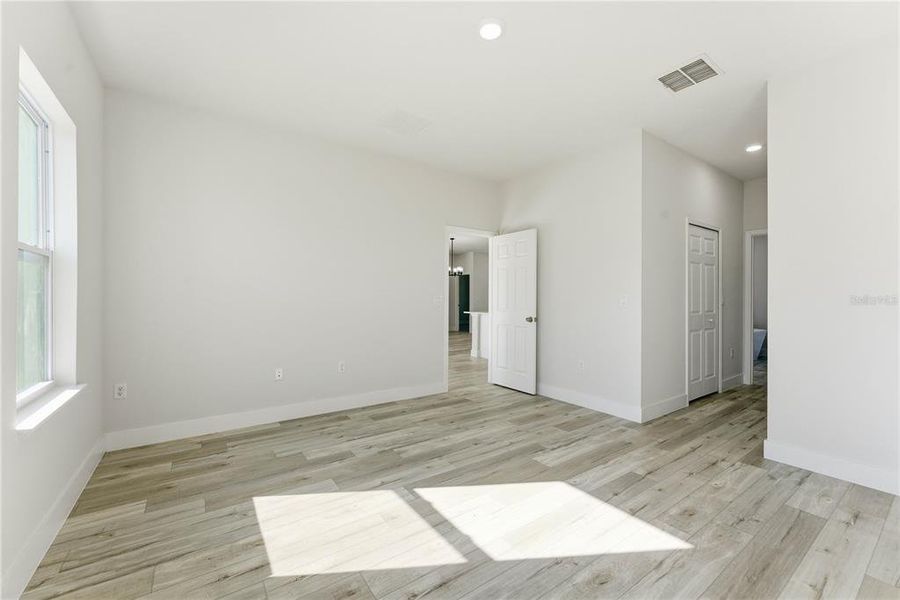 Spacious, unfurnished interior of a new home in , Ocala (Image 27).