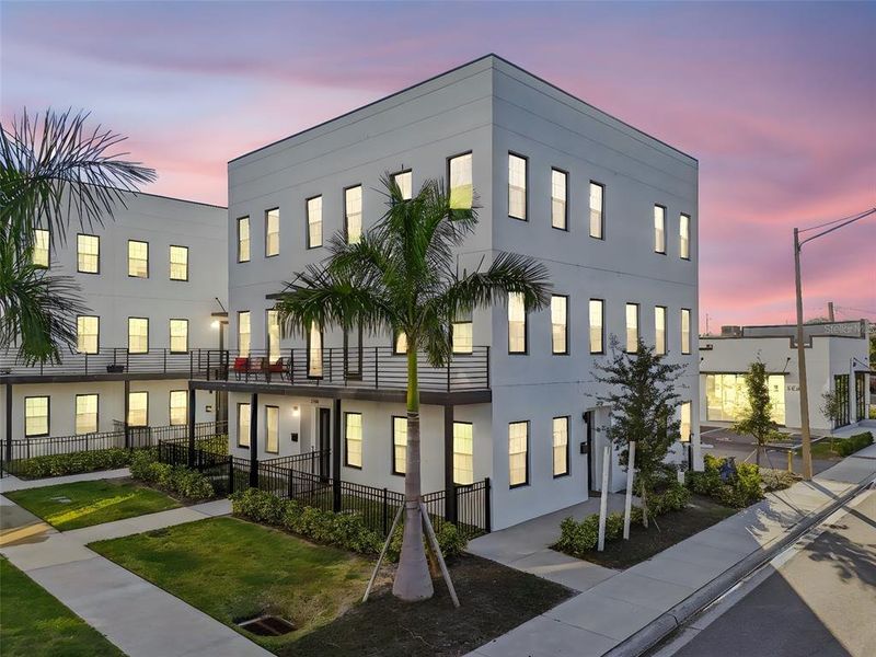 Condo located in St. Petersburg, FL showcasing its design and architecture (Image 3).