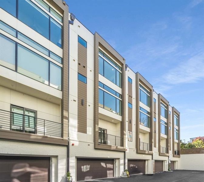 Condo located in Atlanta, GA showcasing its design and architecture (Image 3).