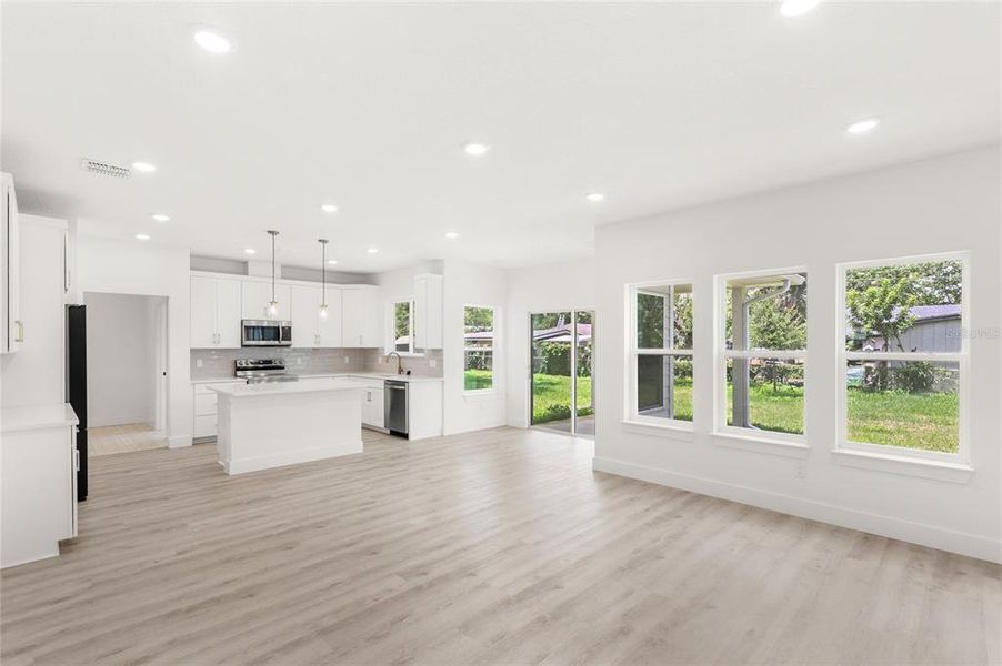 Spacious, unfurnished interior of a new home in , Winter Garden (Image 26).