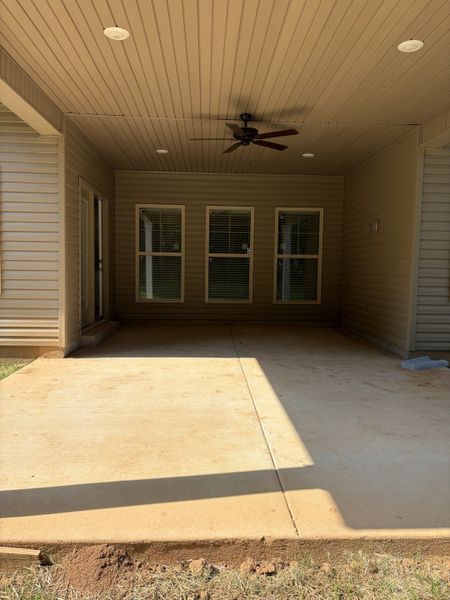 Exterior details and patio area of a home in Woodruff Cove, Murfreesboro (Image 3).