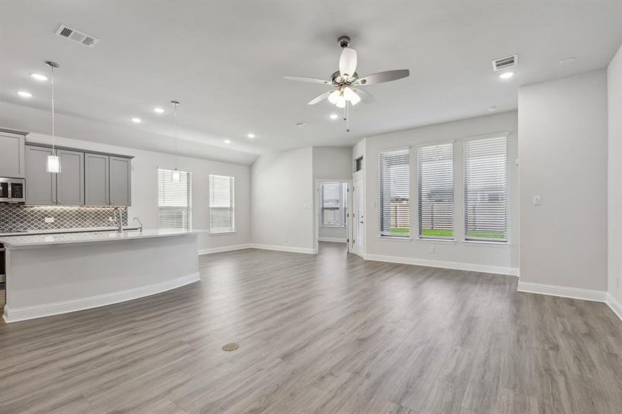 Spacious, unfurnished interior of a new home in Summer Crest, Fort Worth (Image 17). Spacious, unfurnished interior of a new home in Summer Crest, Fort Worth (Image 17).