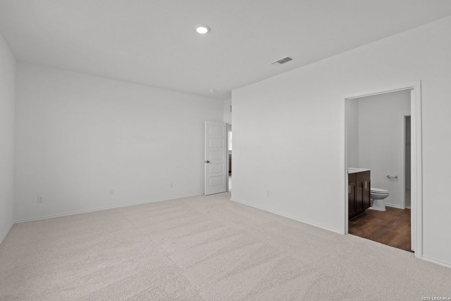 Spacious, unfurnished interior of a new home in Davis Ranch, San Antonio (Image 26).