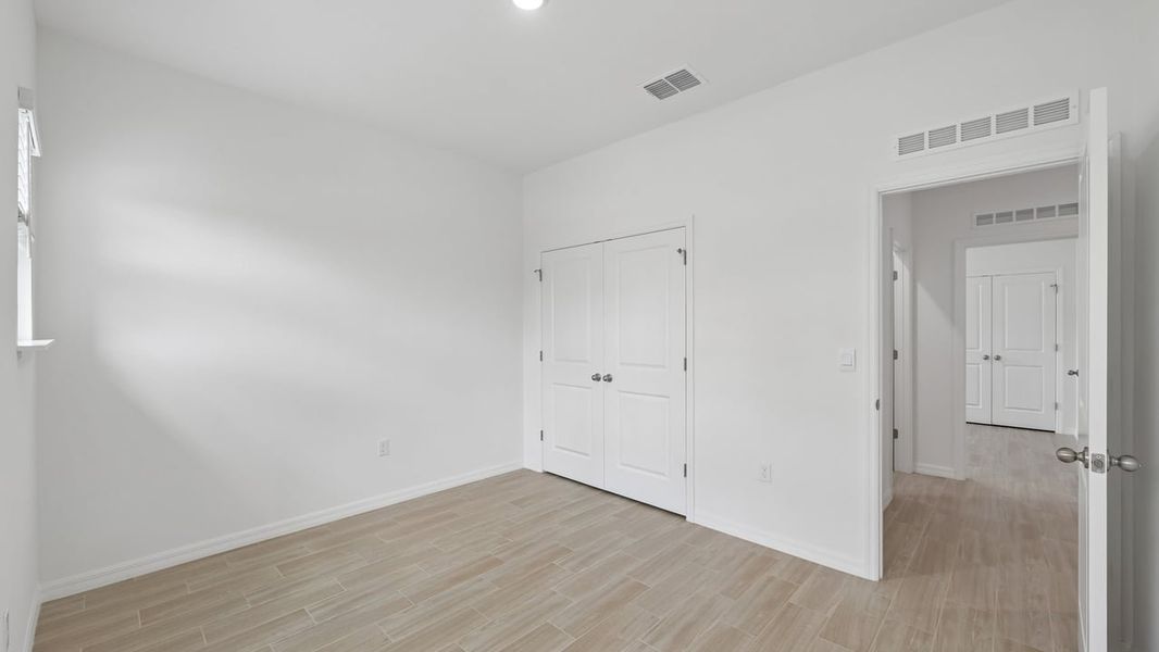Spacious, unfurnished interior of a new home in Port Charlotte, Port Charlotte (Image 35).