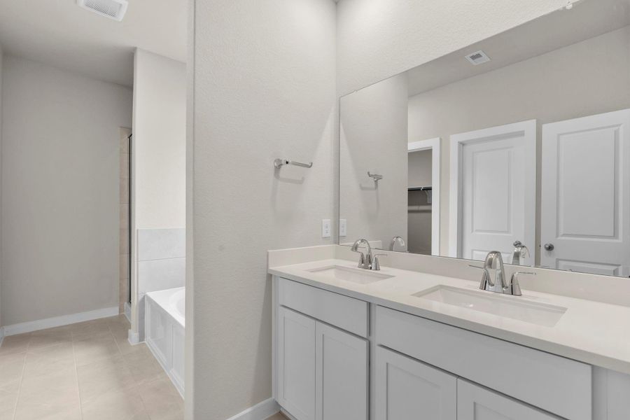 Furnished interior view inside a new home in Westridge Cove 40', Conroe (Image 11).