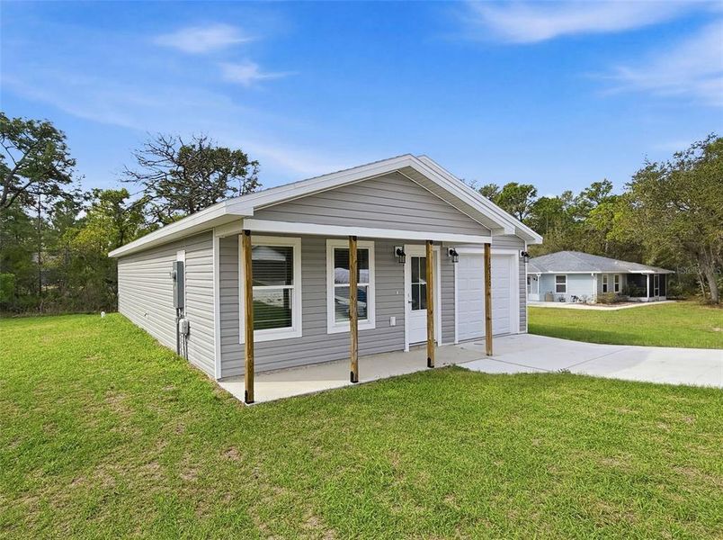Exterior details and patio area of a home in , Weeki Wachee (Image 36).