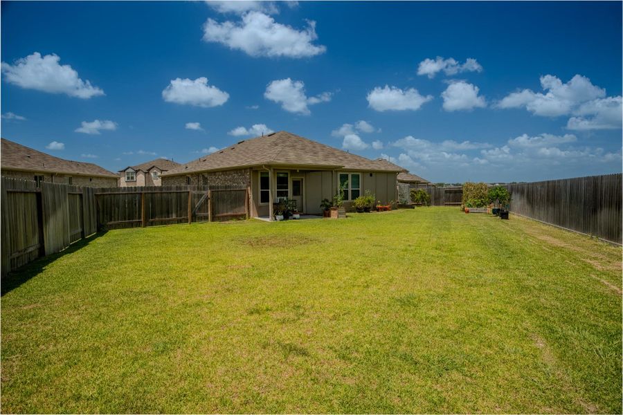 Exterior details and patio area of a home in Mustang Ridge, Alvin (Image 4).