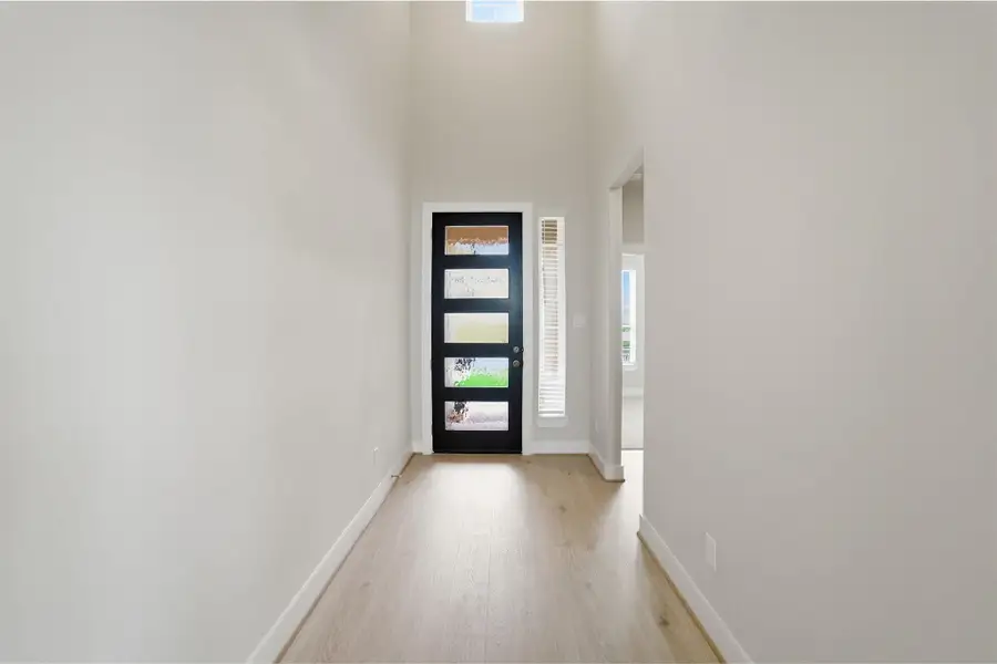 Spacious, unfurnished interior of a new home in Sunterra Lakes, Brookshire (Image 15). Spacious, unfurnished interior of a new home in Sunterra Lakes, Brookshire (Image 15).