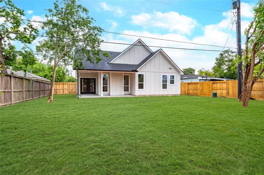 Exterior details and patio area of a home in , Texas City (Image 20).