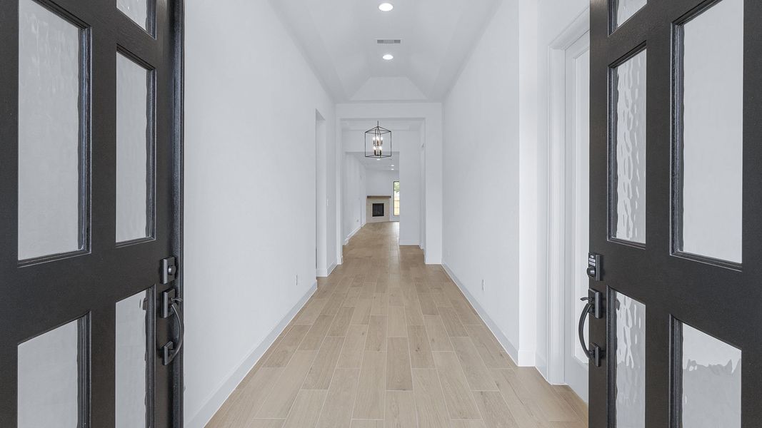 Spacious, unfurnished interior of a new home in Evergreen, Conroe (Image 23).