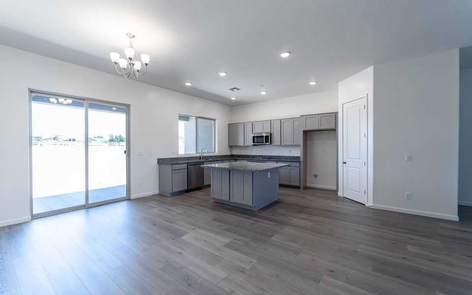 Spacious, unfurnished interior of a new home in Heritage Pointe, Chino Valley (Image 14).