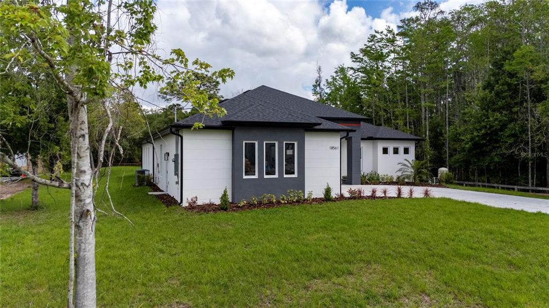Front exterior of a new home in , Orlando, FL, highlighting curb appeal (Image 18).