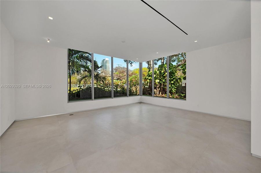 Spacious, unfurnished interior of a new home in , Miami (Image 20).