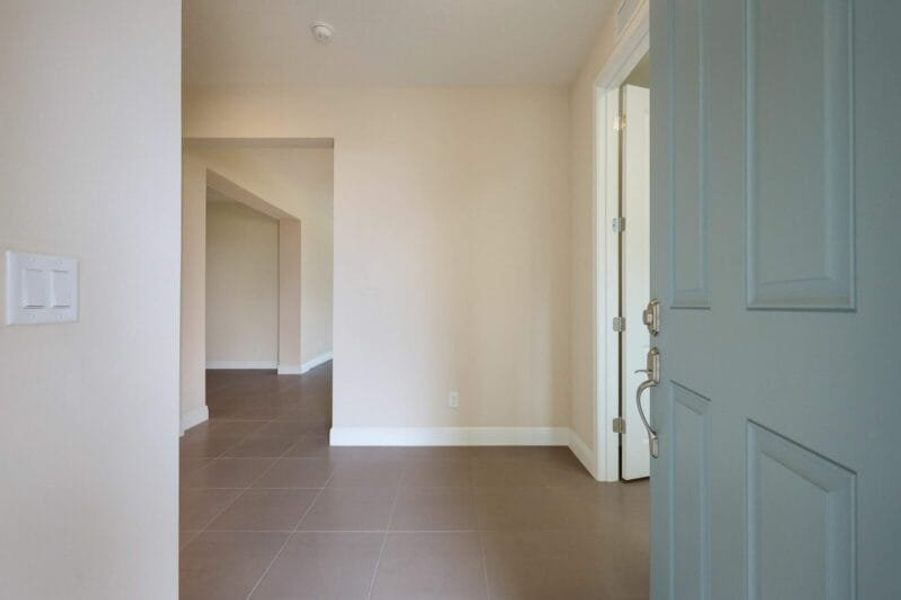 Spacious, unfurnished interior of a new home in Reflection Villas at Watercolor Place, Bradenton (Image 11).