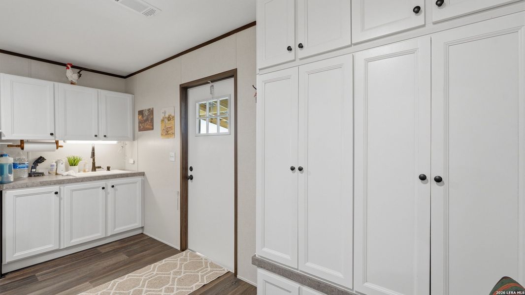 Furnished interior view inside a new home in , Seguin (Image 25).