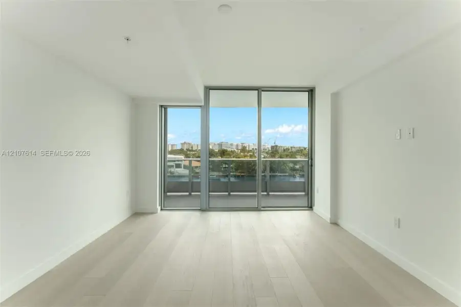 Spacious, unfurnished interior of a new home in , Bay Harbor Islands (Image 19).