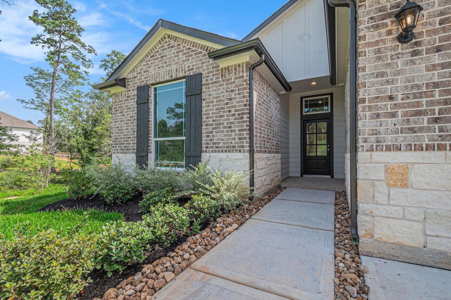 Exterior details and patio area of a home in Oakwood Ranch, Willis (Image 3).