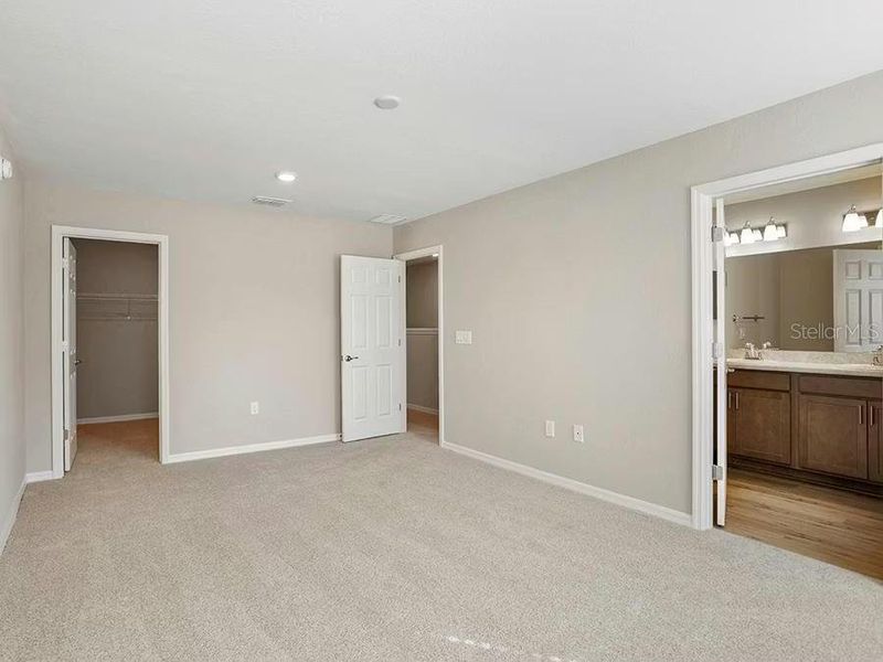 Spacious, unfurnished interior of a new home in , St. Cloud (Image 5).