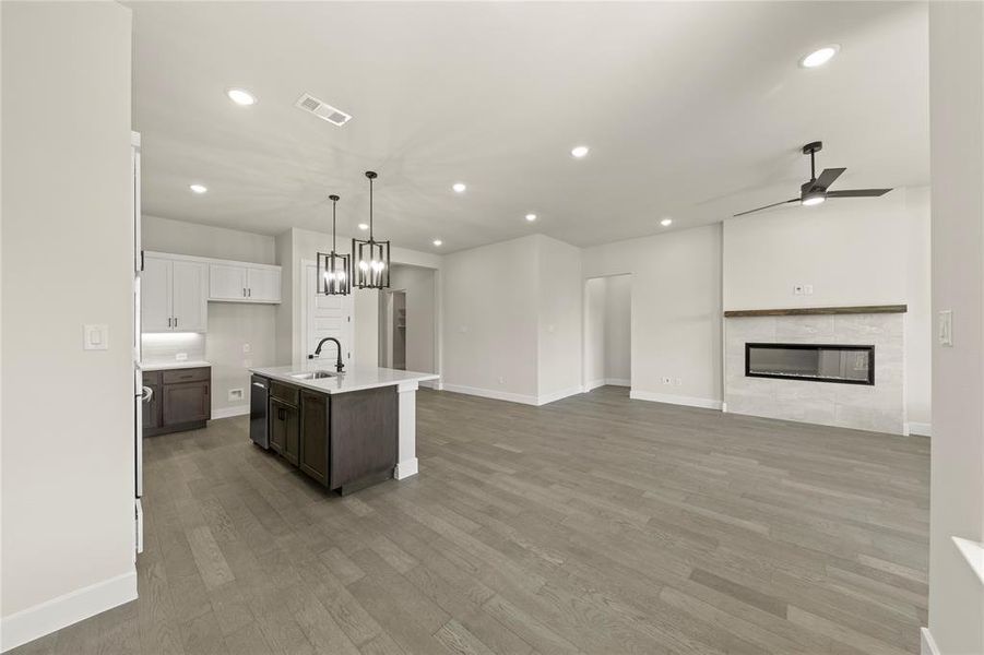 16. 802 Marathon - Dining (2)