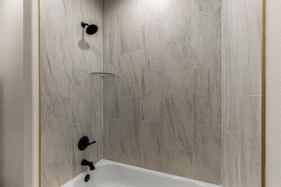 Bathroom featuring tiled shower / bath combo