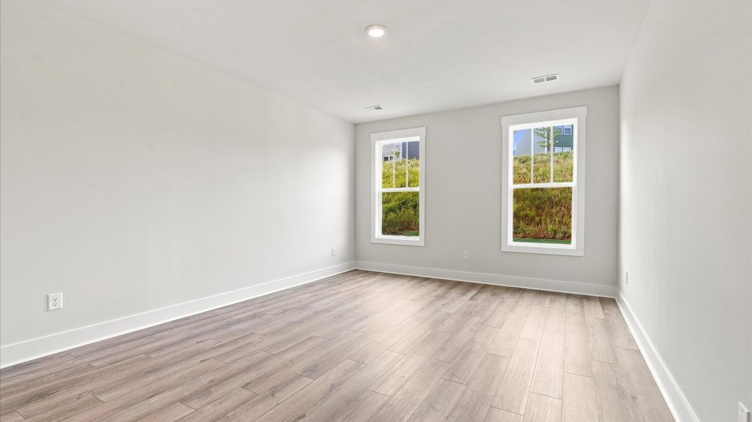 Desirable primary suite layout with spacious en suite bath in a proven, established community near Lake Hartwell