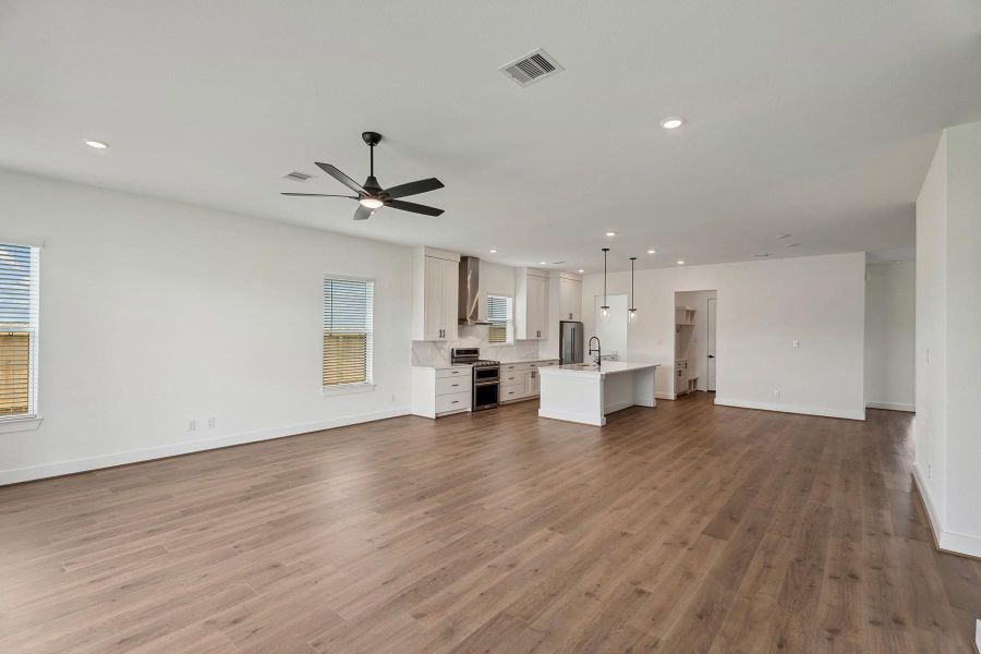 Spacious, unfurnished interior of a new home in Hallimore Ranch, Rosenberg (Image 16).