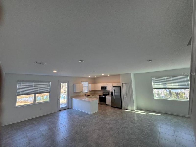 Spacious, unfurnished interior of a new home in , Davenport (Image 9).