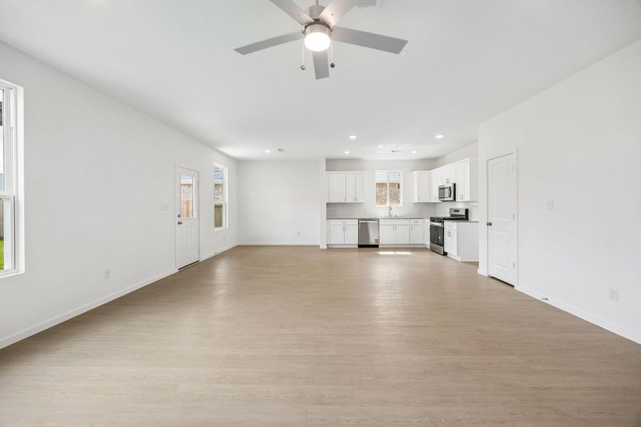 Spacious, unfurnished interior of a new home in Montgomery Bend, Montgomery (Image 11).