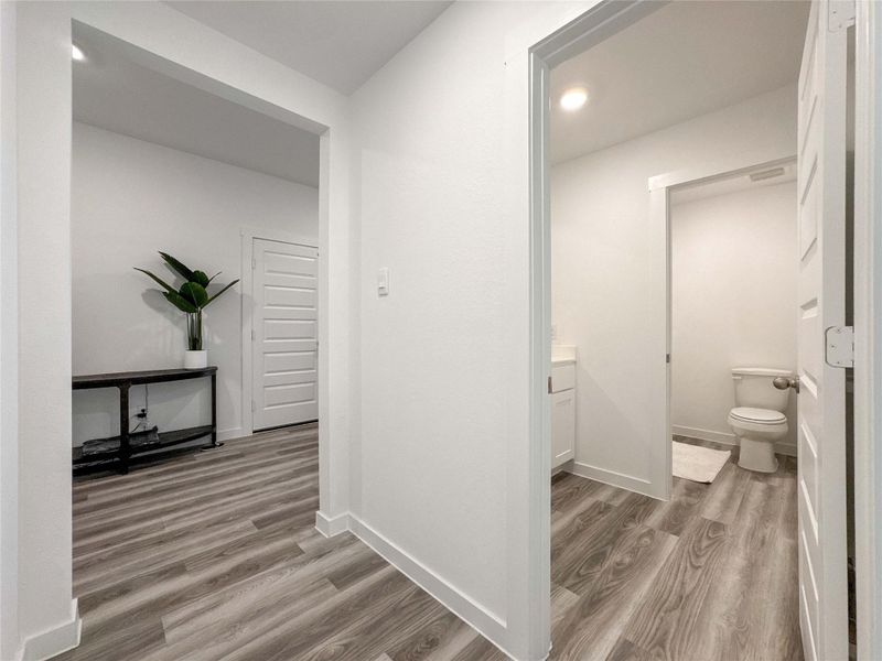 Spacious, unfurnished interior of a new home in Marlow Lake, Texas City (Image 20).