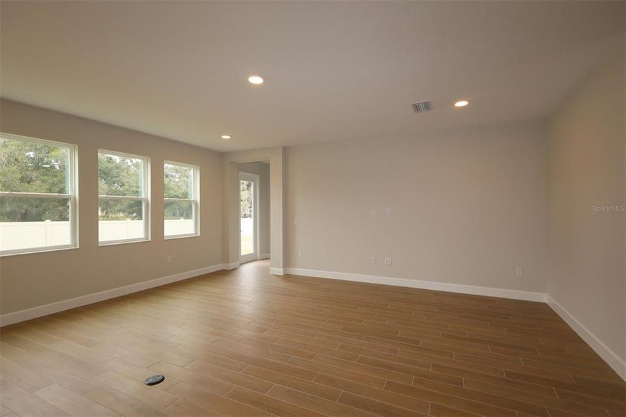 Spacious, unfurnished interior of a new home in Willow Run, Apopka (Image 12).