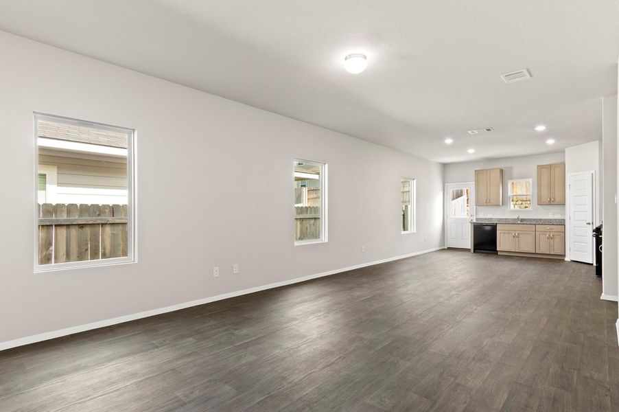 Spacious, unfurnished interior of a new home in Cloverleaf, Austin (Image 12).