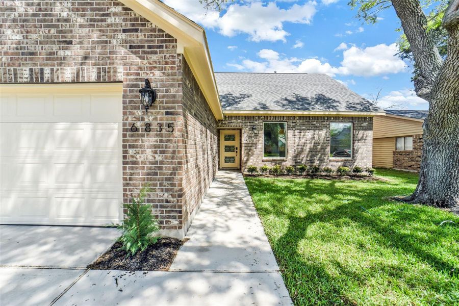 Exterior details and patio area of a home in , Richmond (Image 20).