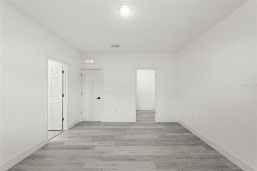 Spacious, unfurnished interior of a new home in , Clermont (Image 20).